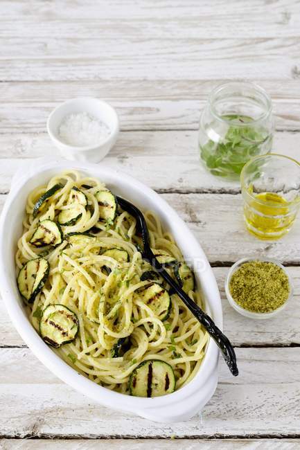 Spaghetti pasta with grilled courgettes — Stock Photo
