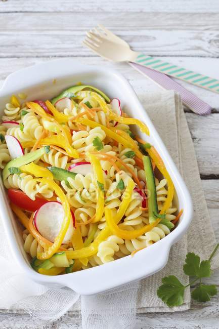 Pastas Fusilli con verduras de colores - foto de stock