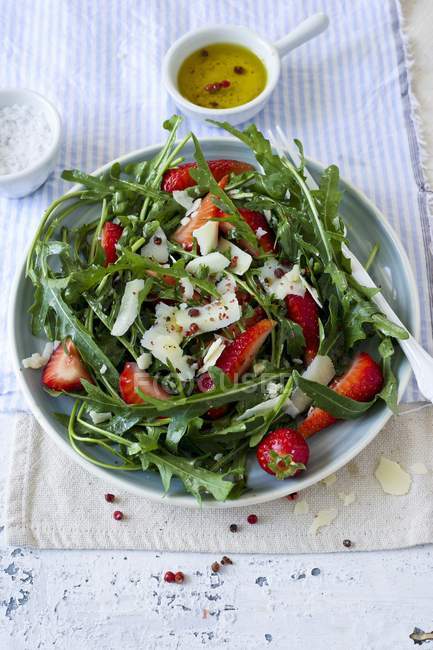 Salade de roquettes aux fraises — Photo de stock
