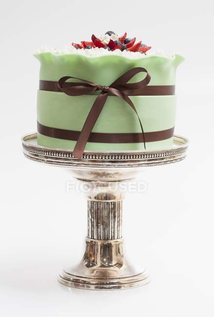 Gâteau de mariage sur support de gâteau d'argent — Photo de stock