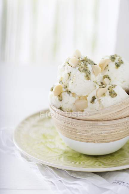Frozen yoghurt with mint pesto — Stock Photo