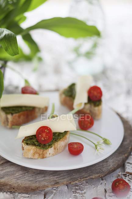Slices of baguette with garlic — Stock Photo