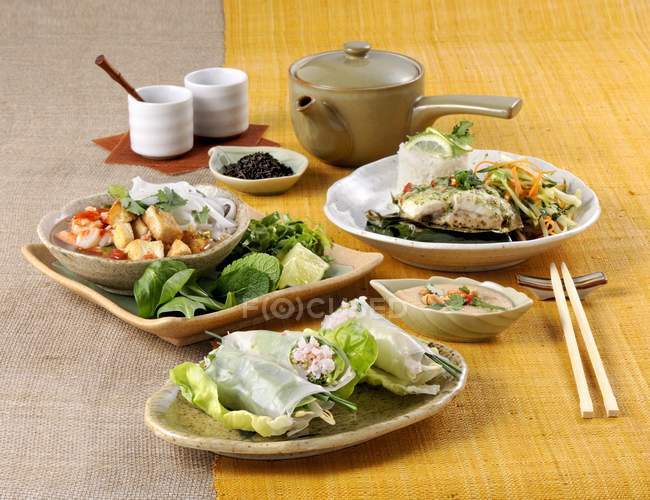 Vista close-up de vários pratos tailandeses em uma toalha de mesa amarela — Fotografia de Stock