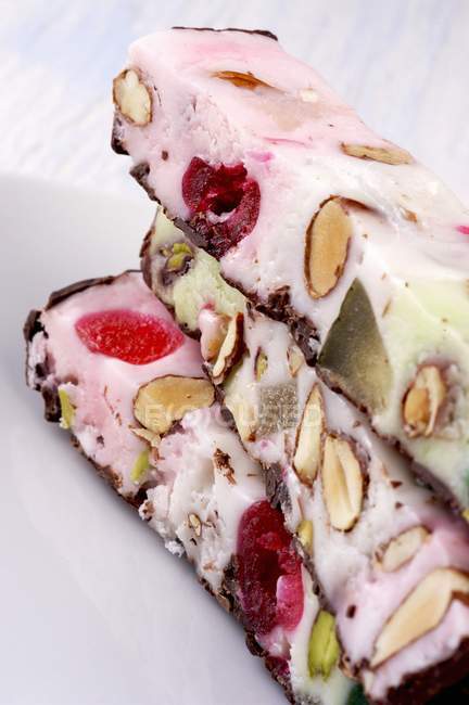 Nougat de sorvete branco com frutas e nozes — Fotografia de Stock
