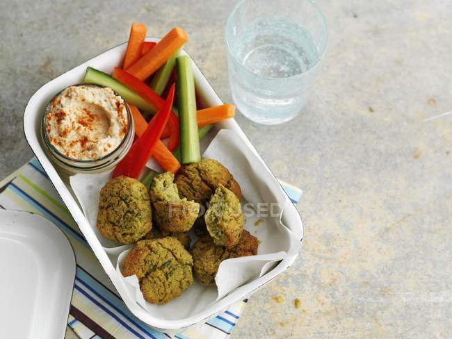 Falafel with hummus and vegetable crudites — Stock Photo