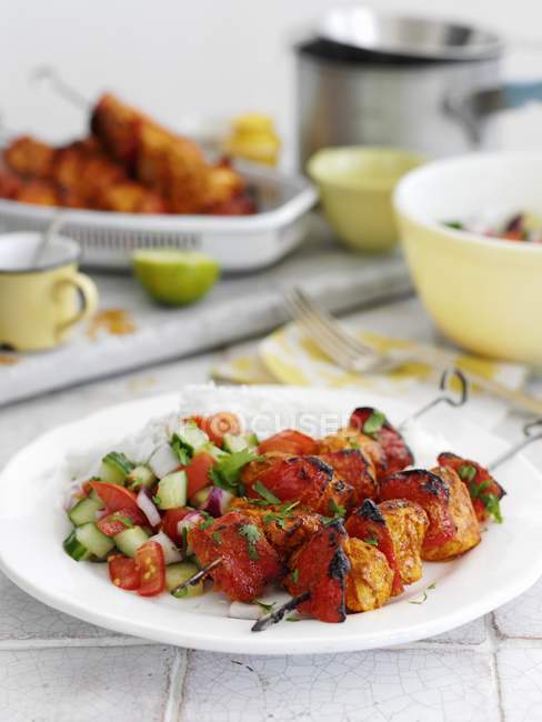 Kebabs de frango com pepino e salada de tomate — Fotografia de Stock