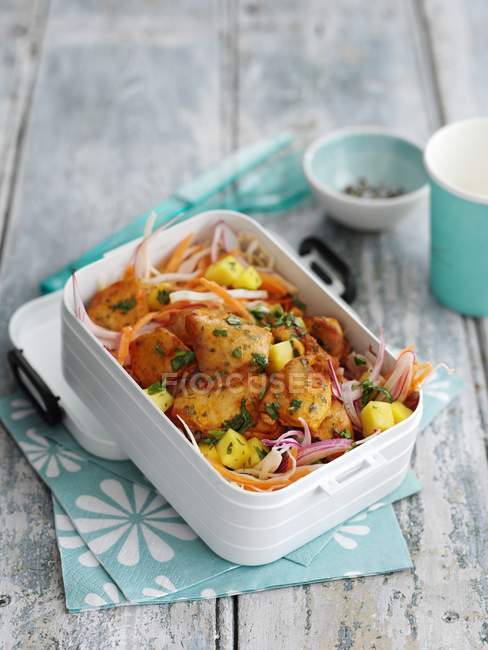 Grilled mango chicken with coleslaw — Stock Photo