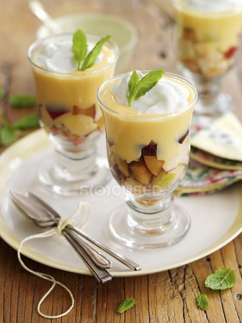 Крупним планом Trifle з фруктами, вершками та м'ятою — стокове фото