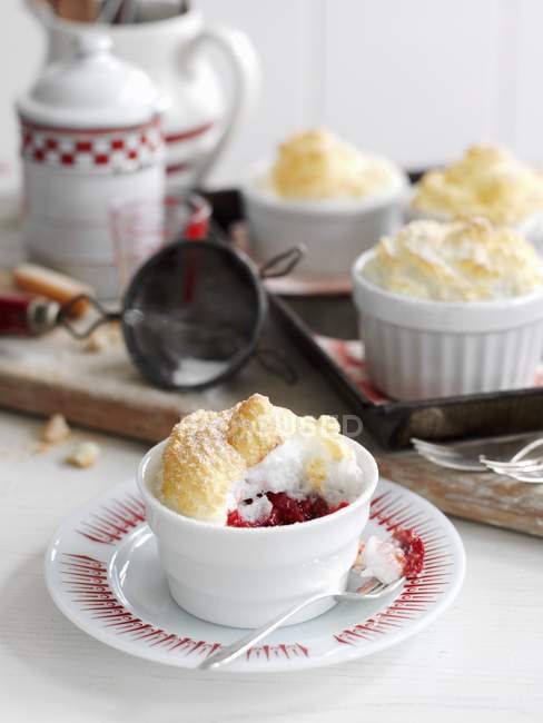 Gratinated raspberries topped with meringue — Stock Photo