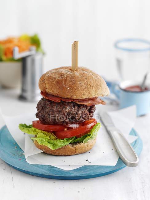 Hamburger di pancetta, lattuga e pomodoro — Foto stock