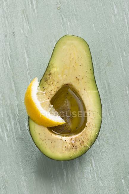 Avocado with olive oil and lemon — Stock Photo