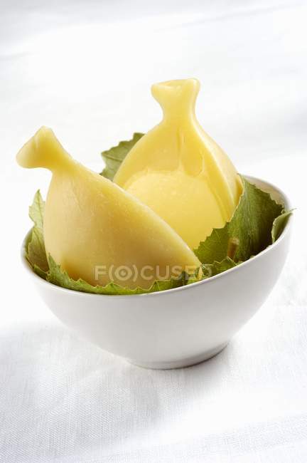 Fromage calabrais dans un bol blanc — Photo de stock