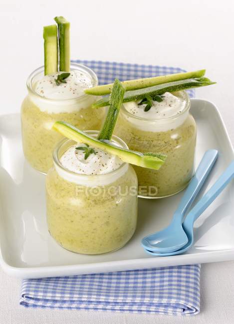Zucchiniflanzen in Gläsern auf weißem Teller über Handtuch auf dem Tisch — Stockfoto