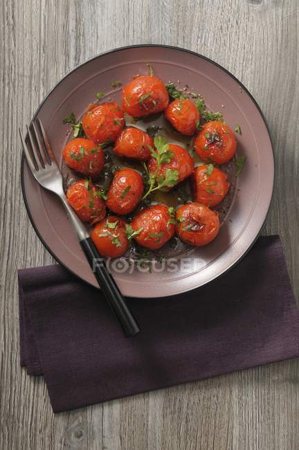 Roasted tomatoes with herbs — Stock Photo