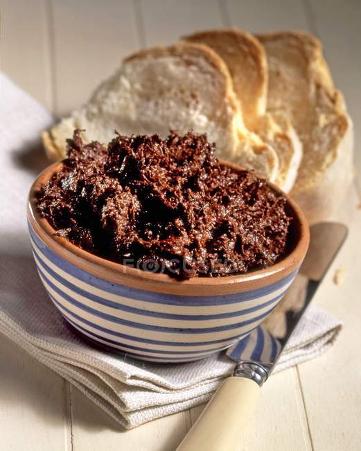 Pâte d'anchois Caviale di Crucoli avec piment et graines de fenouil dans un bol sur une serviette — Photo de stock