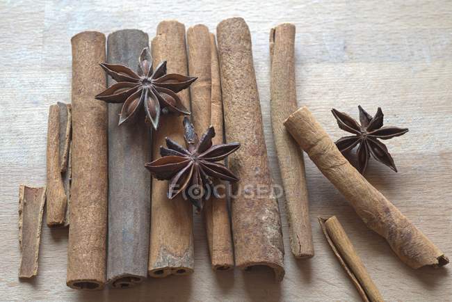 Vista close-up de anis estrela e paus de canela Ceilão em uma superfície de madeira — Fotografia de Stock