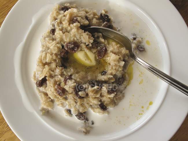 Porridge au beurre et raisins secs — Photo de stock