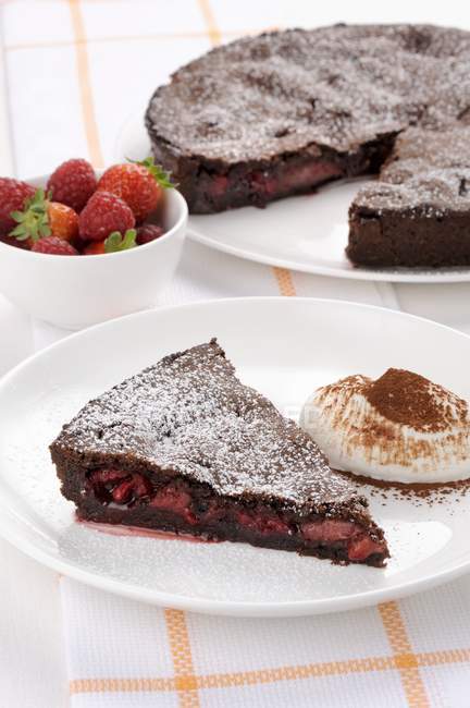 Pedaço de torta de chocolate com morangos — Fotografia de Stock
