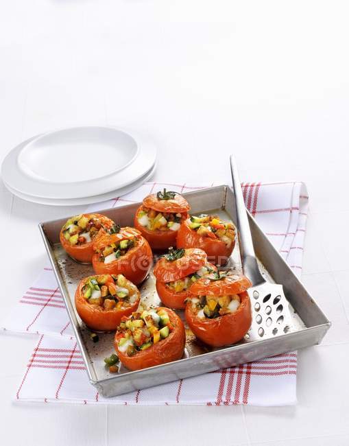 Tomates rellenos al horno - foto de stock