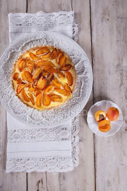 Caramelised apricot pudding tart — Stock Photo