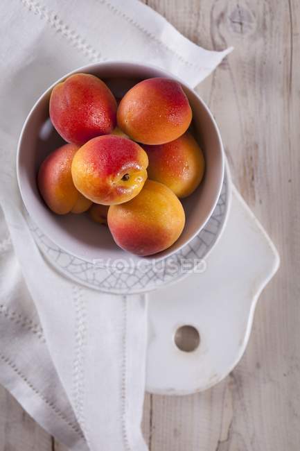 Оксамитові абрикоси на тарілці — стокове фото