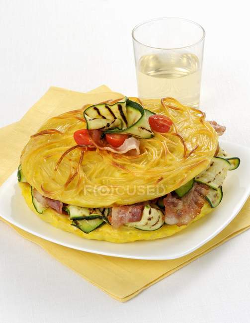 Gebackene gefüllte Spaghetti Omelette — Stockfoto