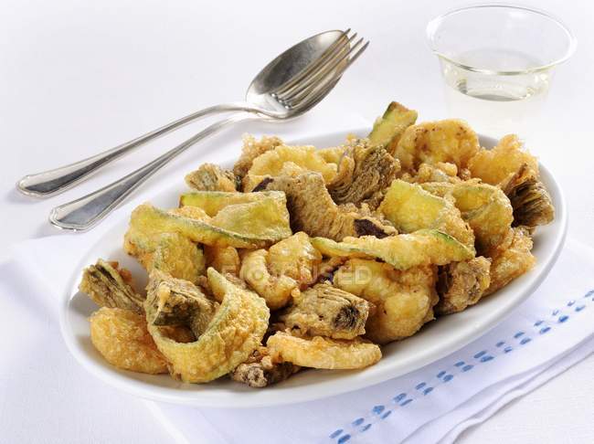 Fritto alla romana - battered vegetables on white plate over towel — Stock Photo