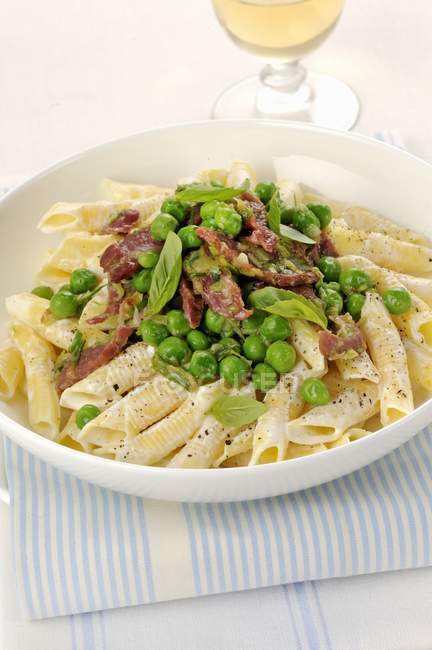 Garganelli pasta with beef and peas — Stock Photo