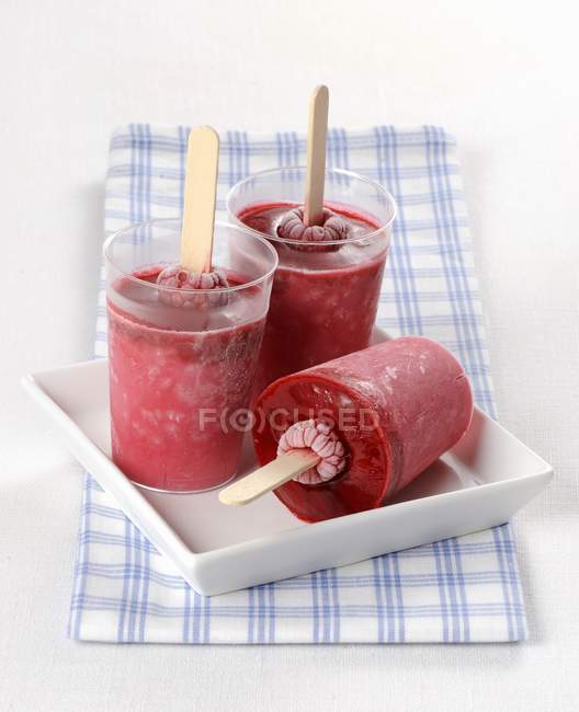 Homemade raspberry ice cream sticks — Stock Photo