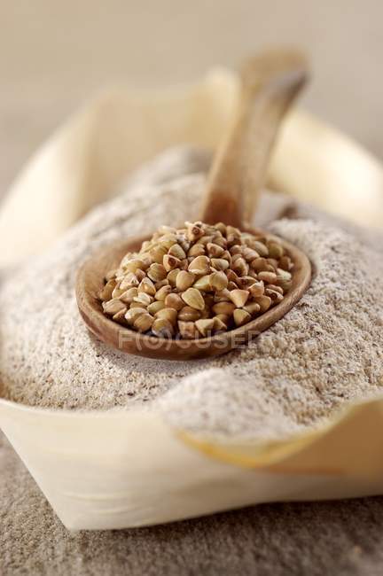 Buckwheat grains and flour — Stock Photo