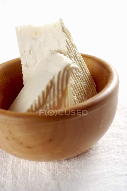 Вершковий сир в мисці — стокове фото