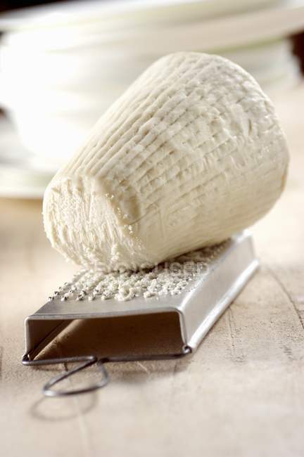 Rippened ricotta on grater — Stock Photo