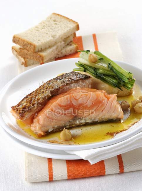 Pepper salmon with chickpeas — Stock Photo