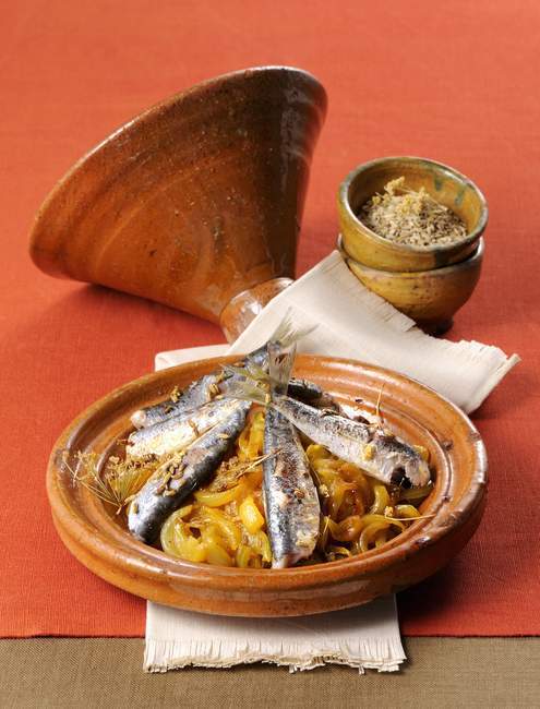 Braised sardines with onions — Stock Photo