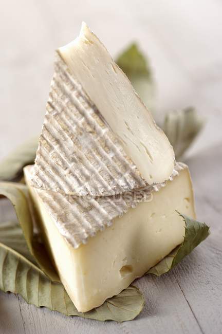 Käse in Scheiben geschnitten und gestapelt — Stockfoto