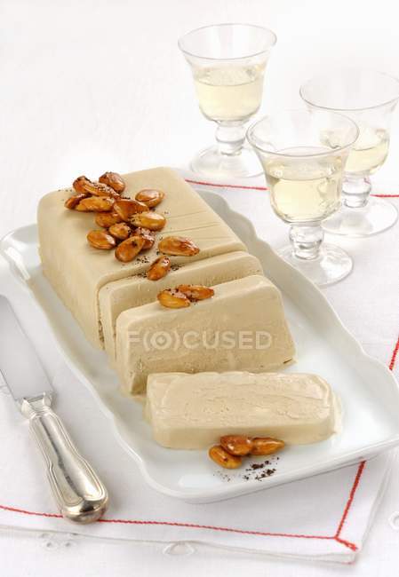 Closeup view of sliced coffee Semifreddo with almonds and drinks — Stock Photo