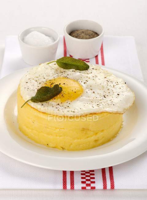 Tortino di polenta con uovo fritto — Foto stock