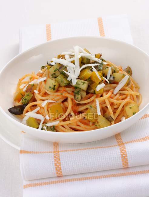 Spaghettoni pasta with peppers and cardi — Stock Photo