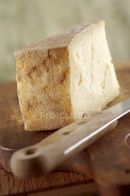 Сыр из Пьемонта на столе — стоковое фото