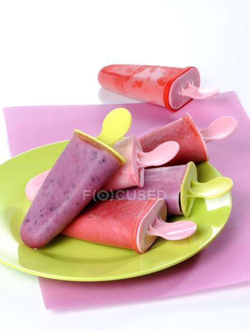 Yogurt and berry ice lollies — Stock Photo