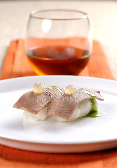 Sushi de língua bovina com molho wasabi — Fotografia de Stock