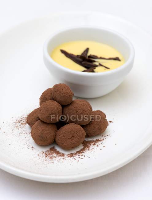 Шоколадные трюфели и сливки — стоковое фото