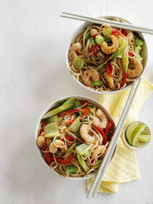 Fried noodles with prawns and bok choy — Stock Photo