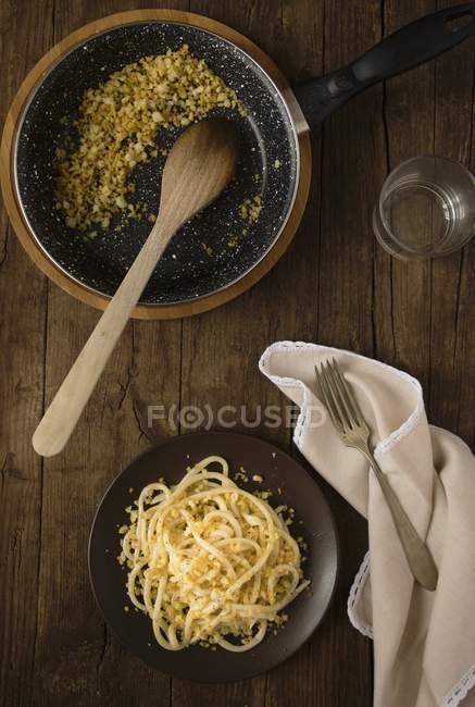 Spaghetti fatti in casa pasta con pangrattato — Foto stock