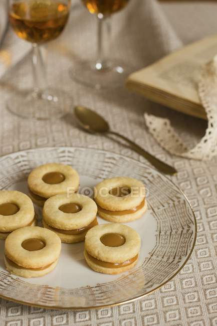 Biscuits au caramel et dessert — Photo de stock