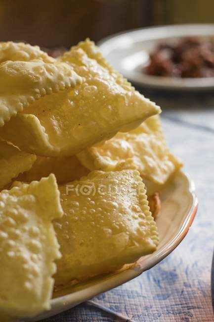 Vista de cerca de pasteles fritos en el plato - foto de stock