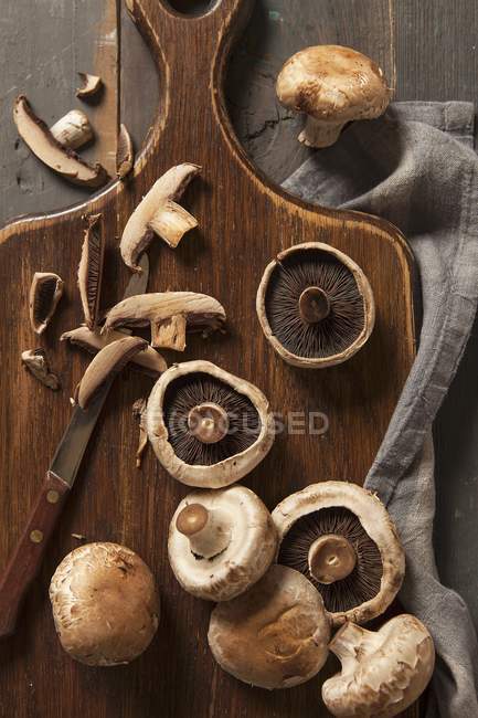 Fresh mushrooms with slices — Stock Photo