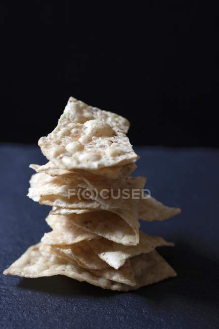 Pila de nachos de trigo - foto de stock