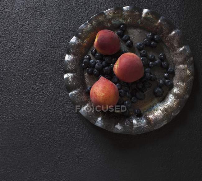 Свіжа чорниця та персики — стокове фото