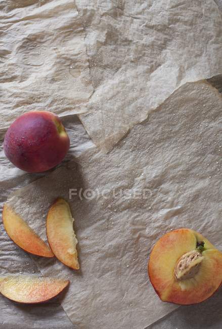 Свежие персики с ломтиками — стоковое фото
